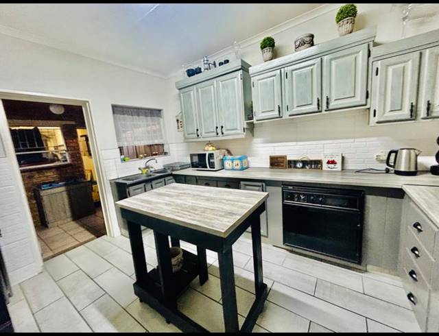 2 BEDROOM TOWNHOUSE FOR SALE IN VANDERBIJLPARK CE 1